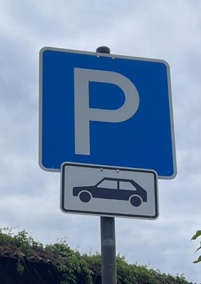 Mehr über den Artikel erfahren Mehr Rücksicht im Straßenraum – Parkplätze in Wohngebieten stärker für Anwohner schützen